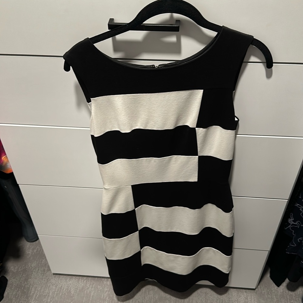 Sleeveless black/white WHBM dress. Size 2